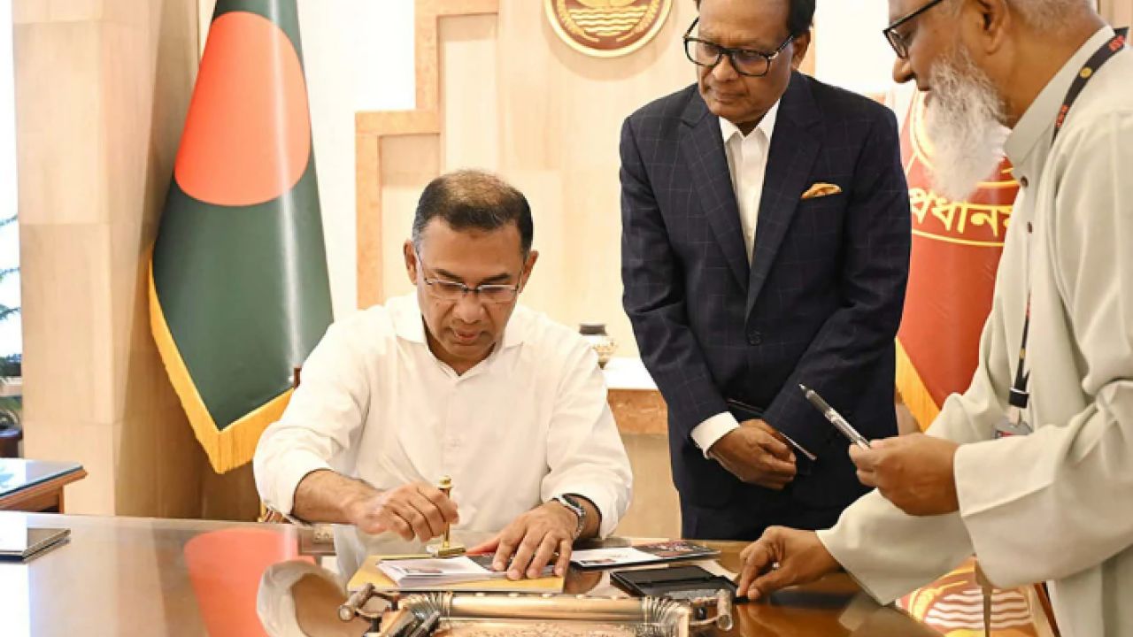 ছুটির দিনেও তেজগাঁও কার্যালয়ে ব্যস্ত প্রধানমন্ত্রী, করেছেন একাধিক বৈঠক