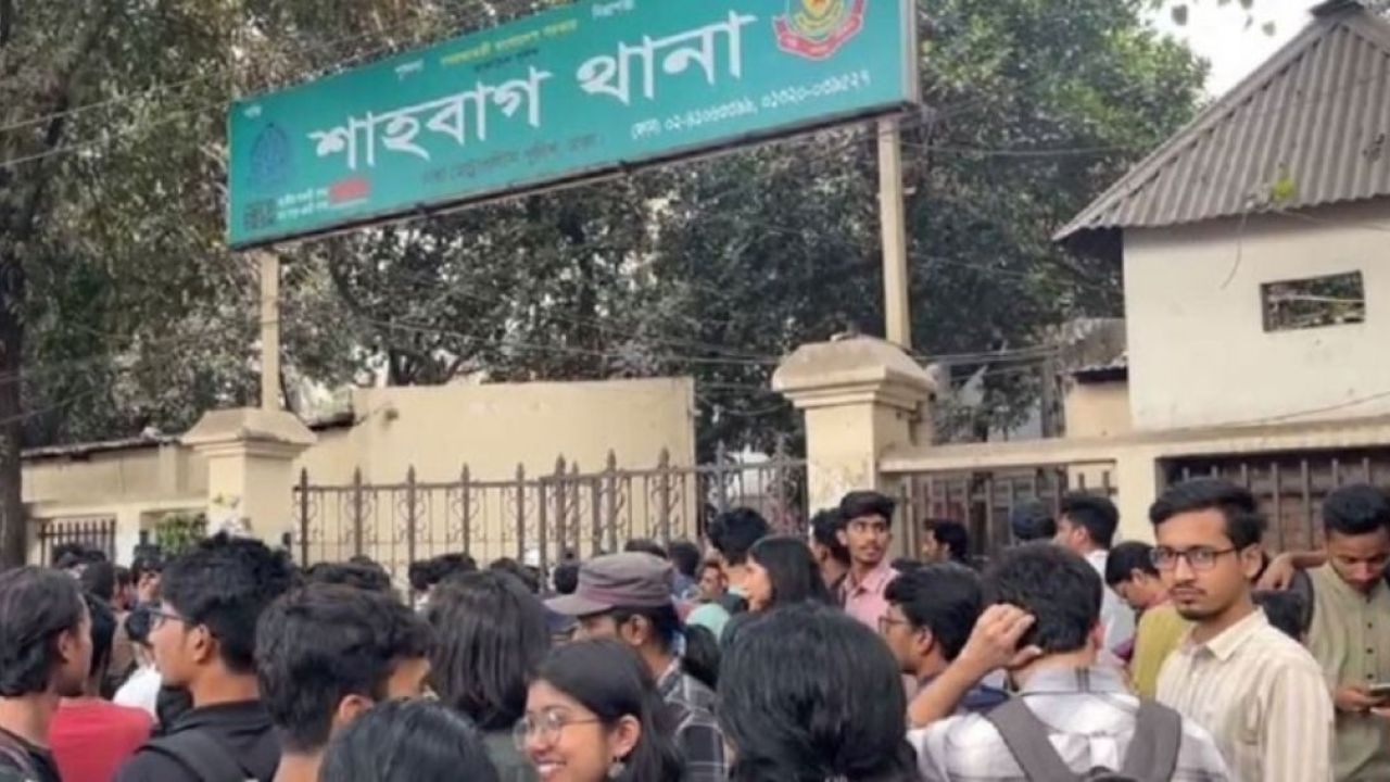 ডিসি মাসুদের শাস্তিসহ ৩ দফা দাবিতে থানা ঘেরাও