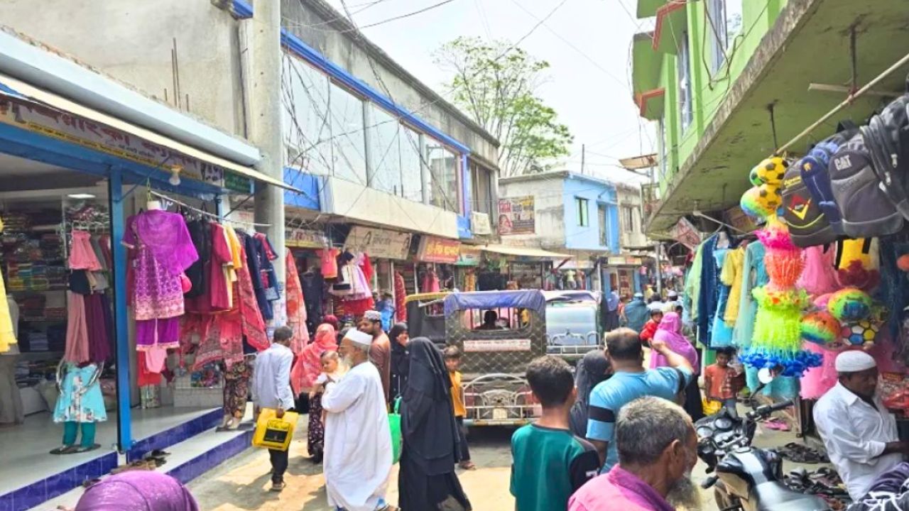 দুমকিতে জমে উঠেছে ঈদের কেনাকাটা