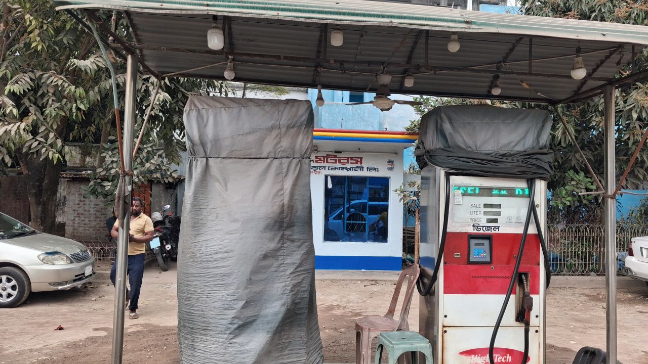 রংপুরে ফিলিং স্টেশনগুলোতে পেট্রোল ও অকটেনের সংকট, গ্রাহকদের মধ্যে আতঙ্ক