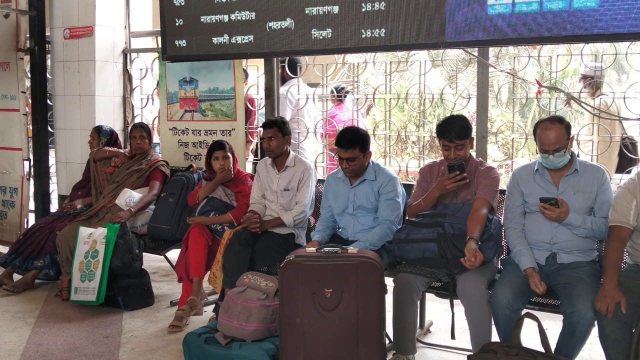 অনলাইনে ‘নেই’, কাউন্টারে উপচে ভিড় 