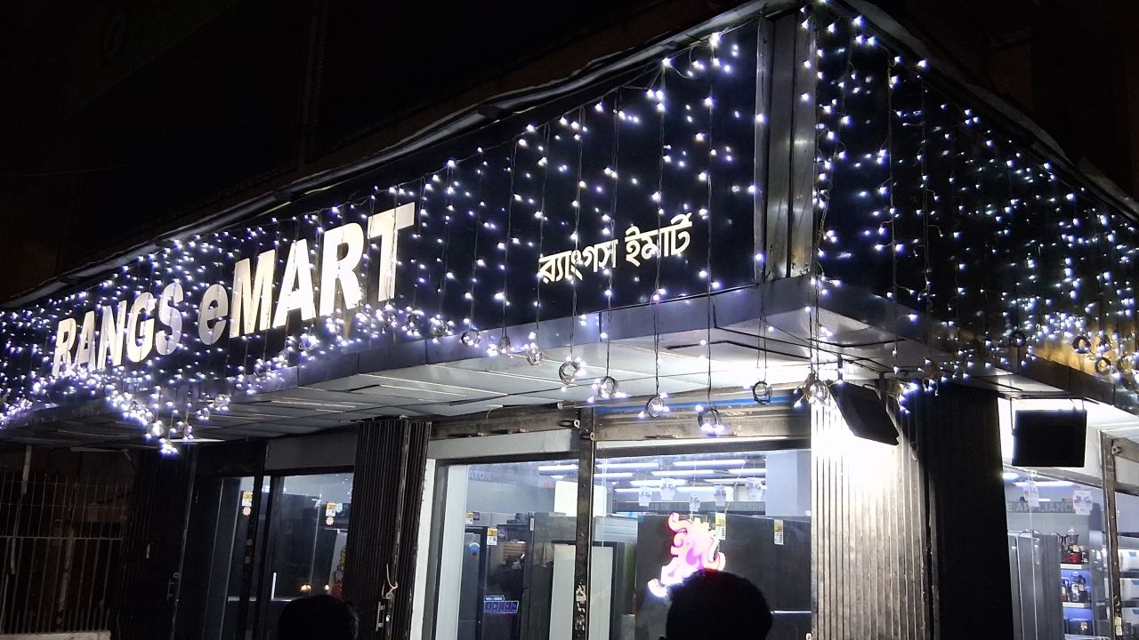 নির্দেশনা অমান্য করে এখনও মার্কেটে জ্বলছে আলোকসজ্জা