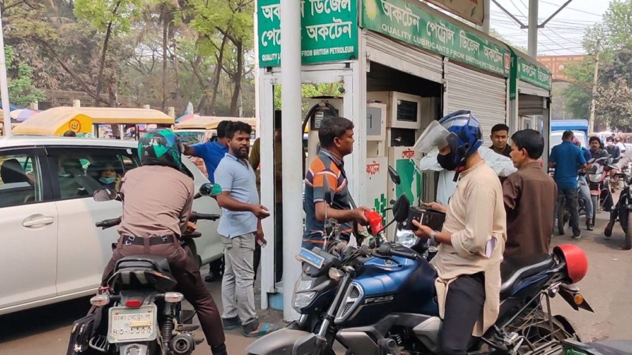 পুলিশের পাহারায় চল‌ছে জ্বালানি তেল বি‌ক্রি