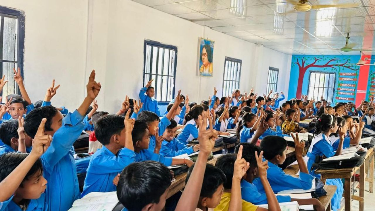 চা-বাগানের শিশুদের মুখে হাসি, নতুন পোশাক পেয়ে উচ্ছ্বাস