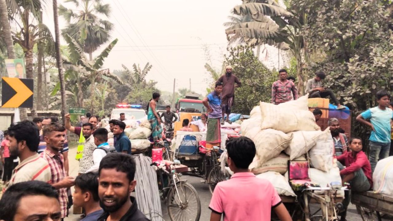  ঈদের আগে বেতন-বোনাসের দাবিতে ত্রিশালে শ্রমিকদের বিক্ষোভ