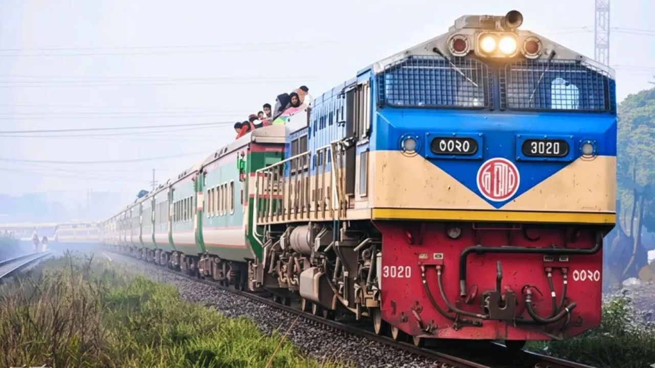 ঈদযাত্রায় আজ থেকে বিশেষ ব্যবস্থায় চলবে ট্রেন