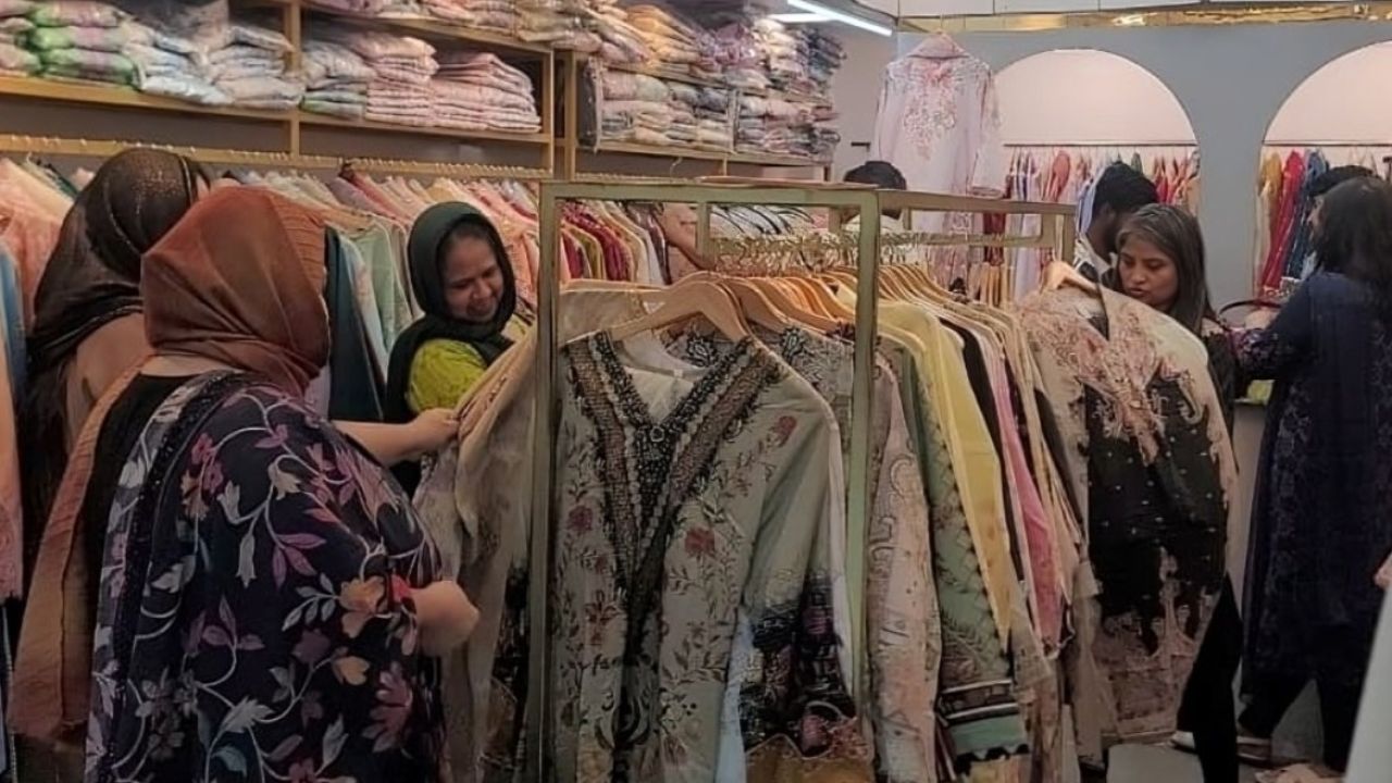 বিদেশি পোশাকের দাপটেও দেশির সম্ভাবনা