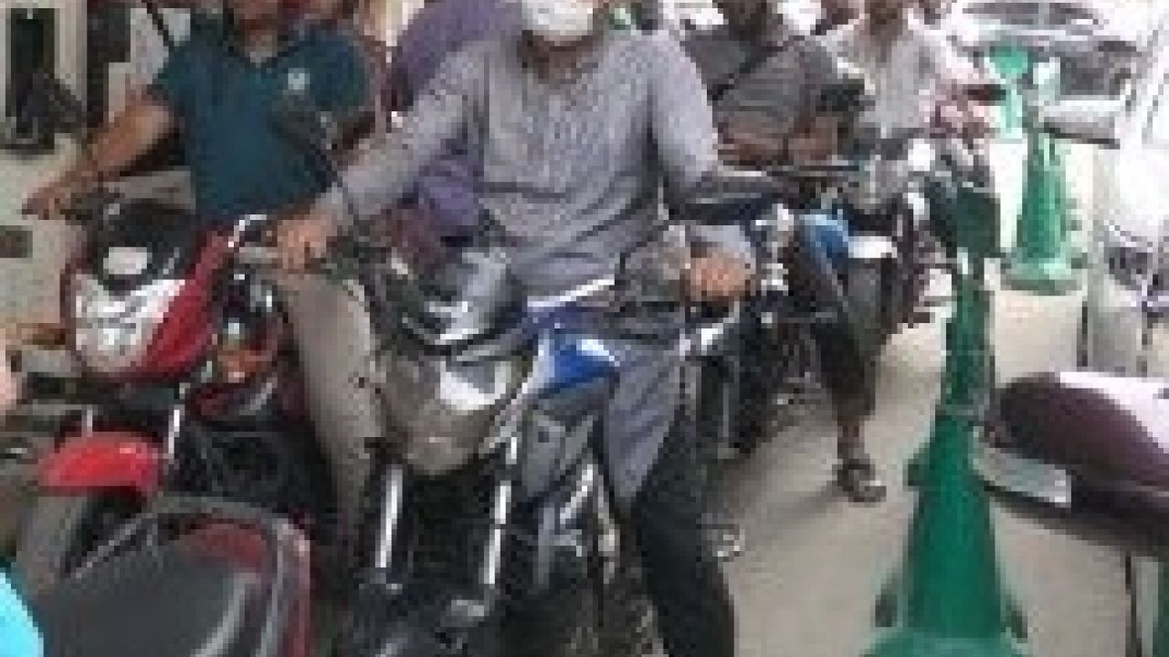 রাজধানীর বিভিন্ন পেট্রোল পাম্পে দীর্ঘ লাইন, চরম ভোগান্তিতে চালকরা