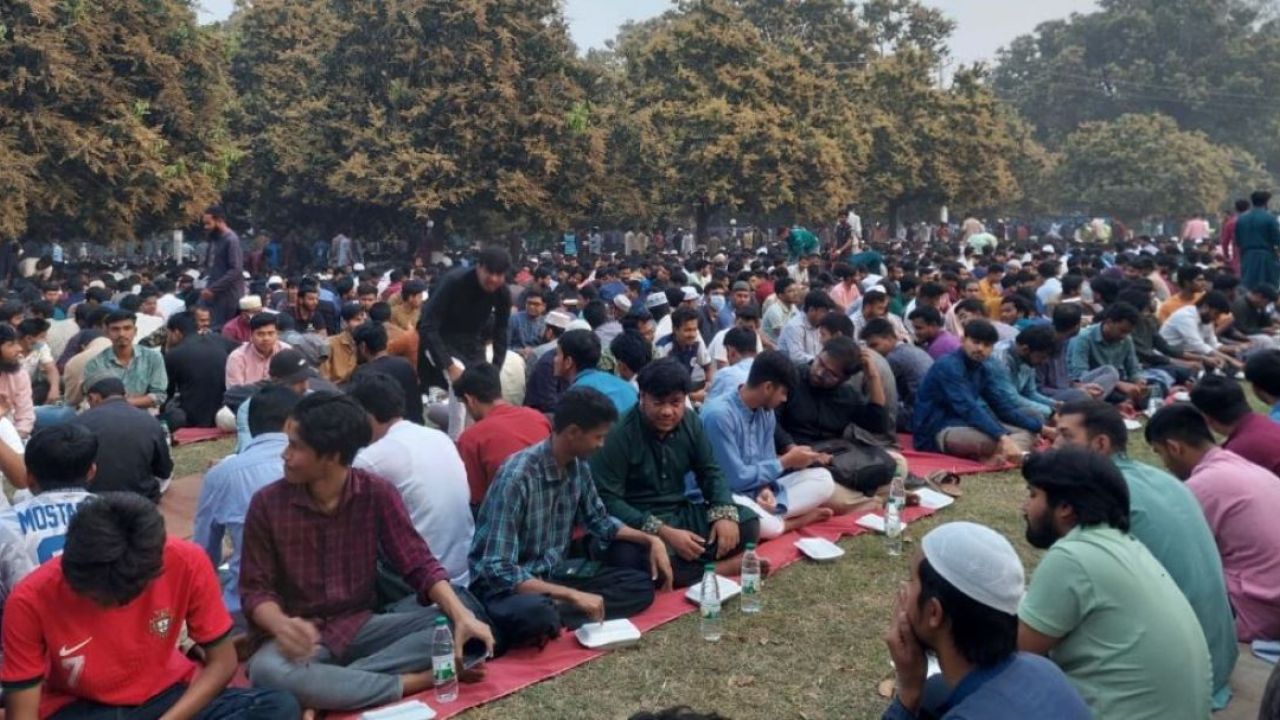 রাবিতে গণ-ইফতারে বিশৃঙ্খলা, খাবার পাননি কয়েকশ’ শিক্ষার্থী