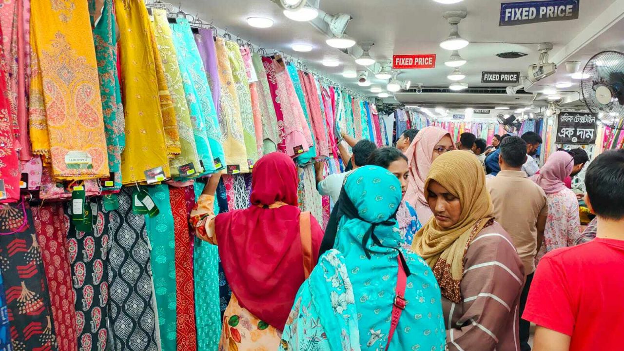 নিউ মার্কেট ও গাউসিয়ায় ঈদ কেনাকাটার মহোৎসব