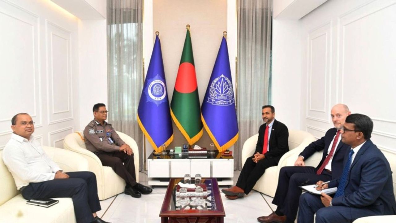 আইজিপি ও এফবিআই প্রতিনিধি বৈঠক: সাইবার নিরাপত্তা ও প্রযুক্তি সহায়তার আশ্বাস