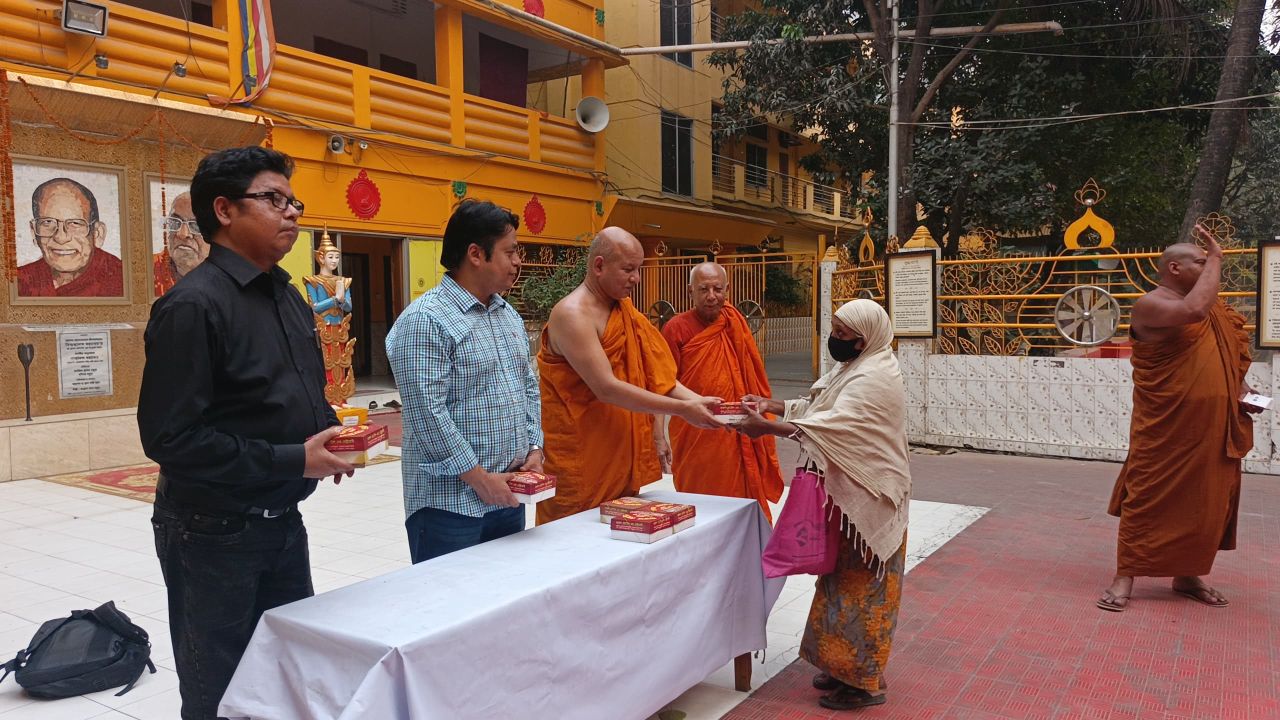 এ যেন এক ভিন্ন মেলবন্ধন : ঢাকায় বৌদ্ধ মন্দিরে ইফতার