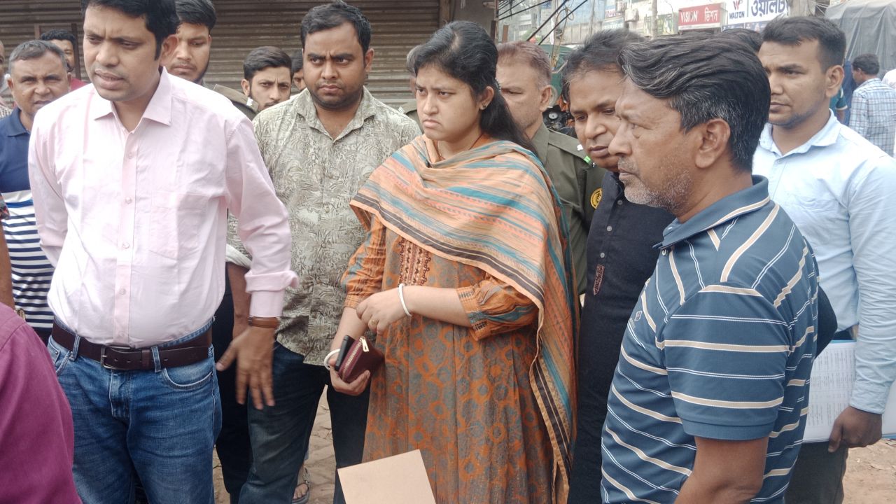 বিদ্যালয়ের জায়গায় বসা ছাগলের হাট উচ্ছেদ করলেন সাটুরিয়ার ইউএনও