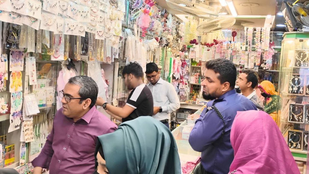 চুয়াডাঙ্গায় মেয়াদোত্তীর্ণ দই-মিষ্টি ও নিষিদ্ধ প্রসাধনী বিক্রি, ৫ ব্যবসায়ীকে জরিমানা