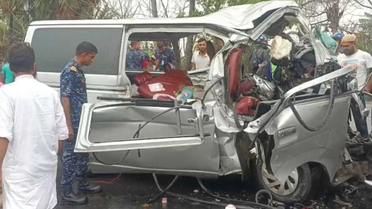 বাগেরহাটে সড়ক দুর্ঘটনায় বর-নববধূসহ নিহত ১৩