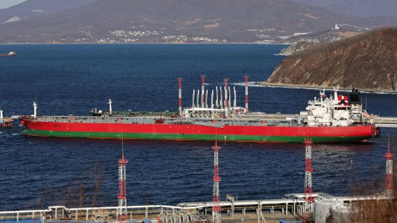 রাশিয়ার তেলের ওপর নিষেধাজ্ঞা তুললো যুক্তরাষ্ট্র