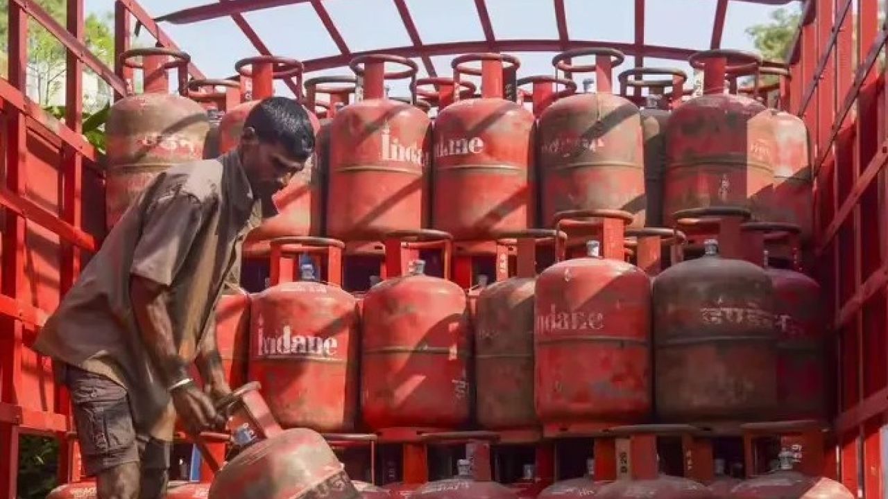 তীব্র গ্যাস সংকটে স্থবির কলকাতা