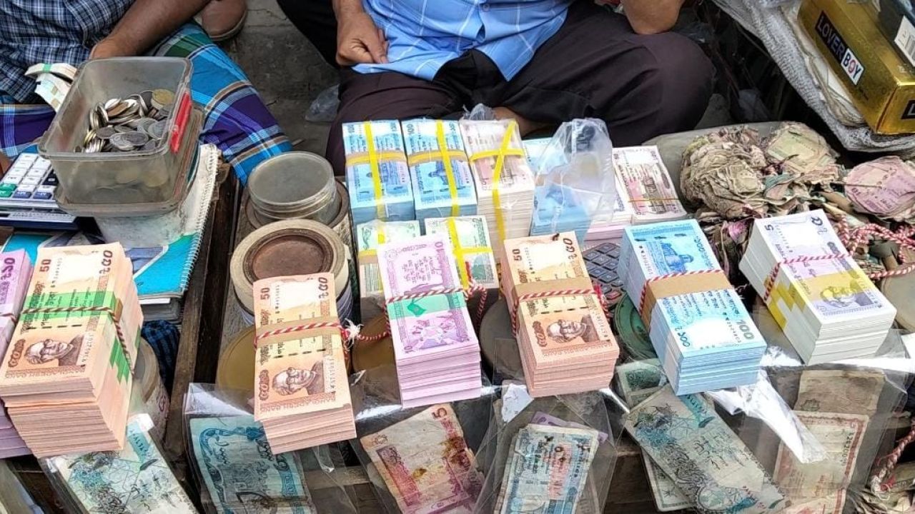 নতুন টাকার বিকিকিনিতে হাজারে গুনতে হচ্ছে বাড়তি ৪০০