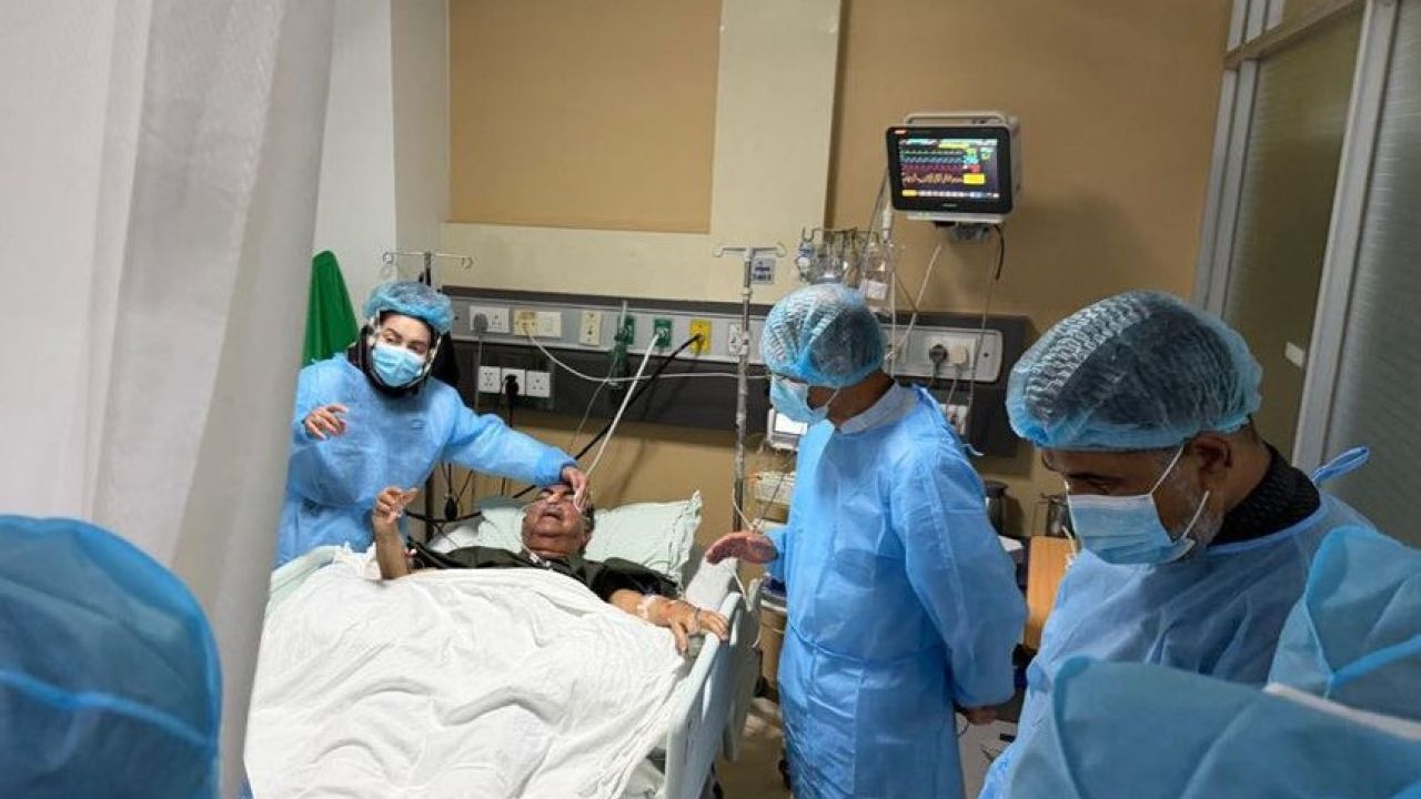 হাসপাতালে মির্জা আব্বাসের শয্যাপাশে প্রধানমন্ত্রী