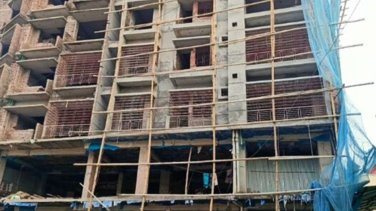 দুমকিতে নির্মাণাধীন ভবন থেকে পড়ে ২ শ্রমিক আহত