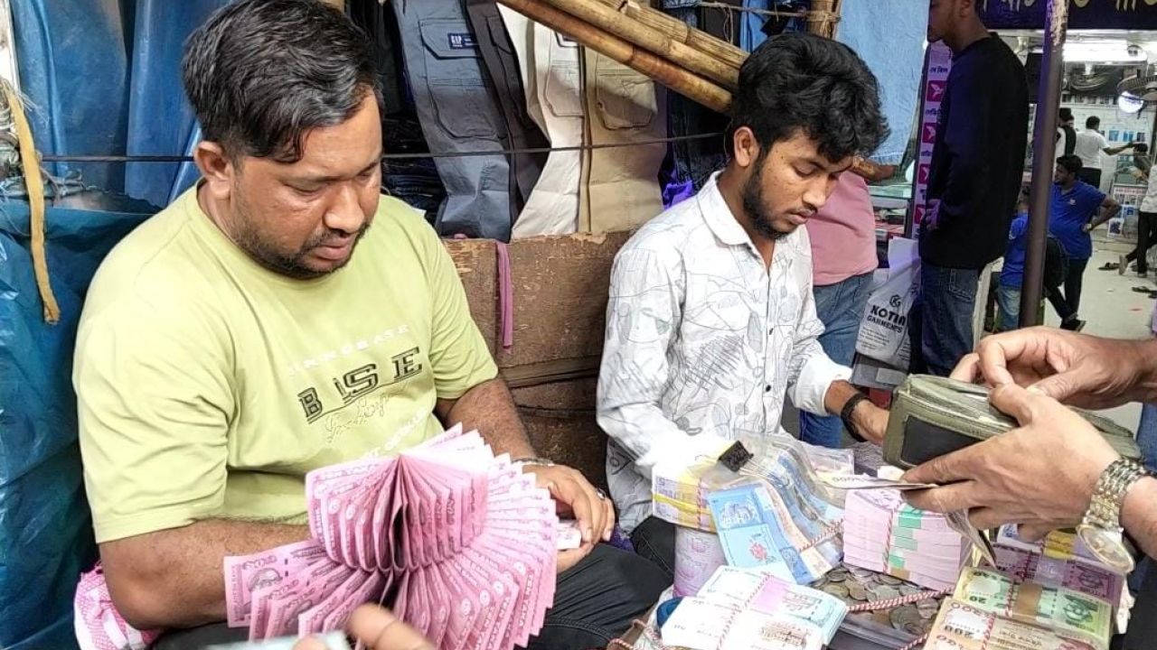 উচ্ছেদের পর আবারও রমরমা ‘টাকার বাজার’