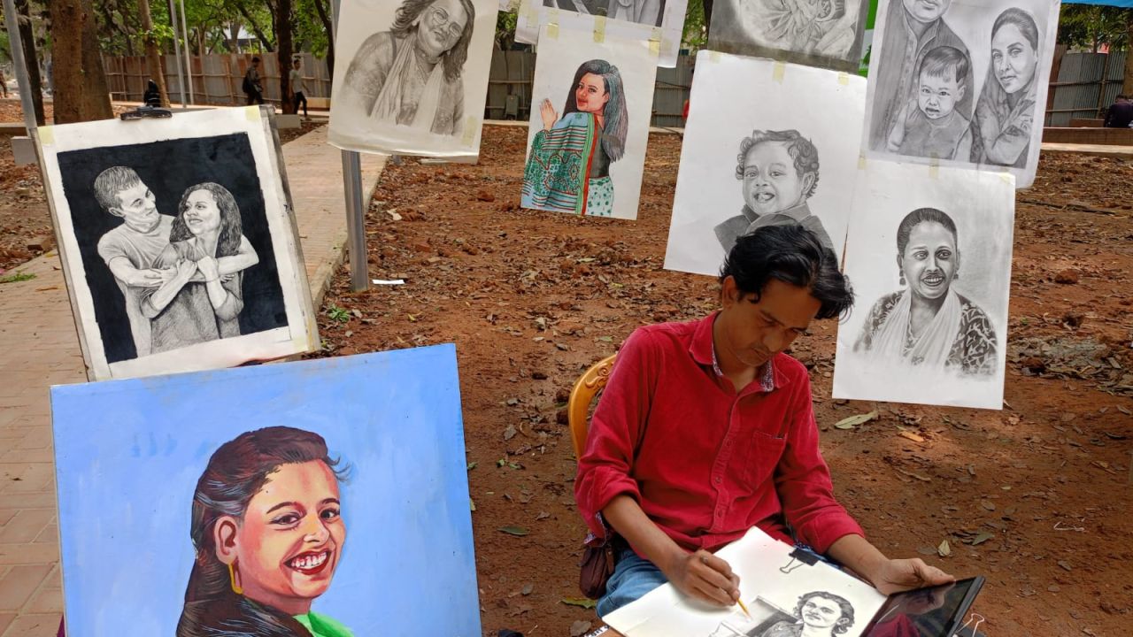 বইমেলায় তুলির ছোঁয়ায় ক্যানভাসে আঁকা মুখ