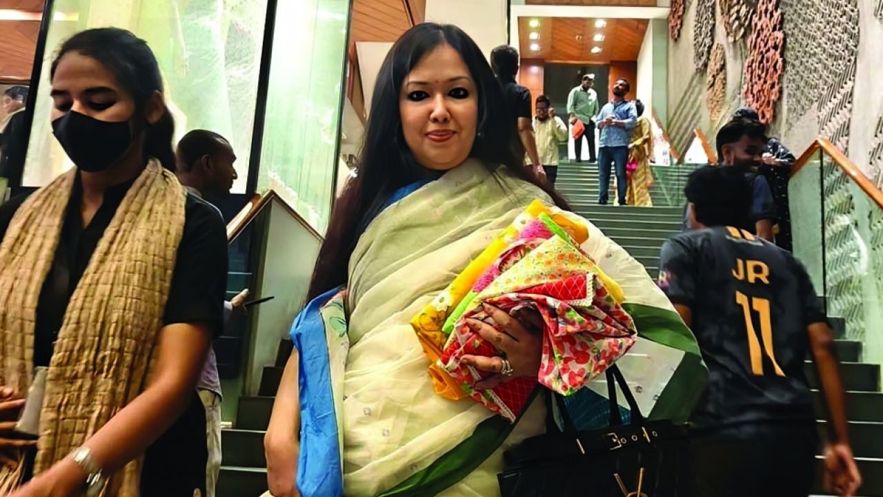 শপিং ব্যাগ ছাড়াই কাপড় নিয়ে বাসায় ফিরলেন ব্যারিস্টার রুমিন ফারহানা : ছবি ভাইরাল 