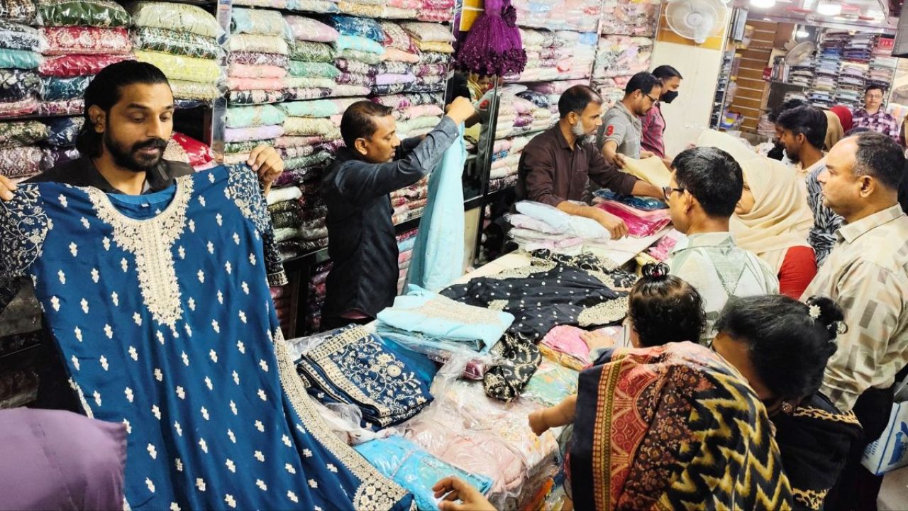 নওগাঁয় মেয়েদের পছন্দের শীর্ষে ‘ফারসি গারারা’