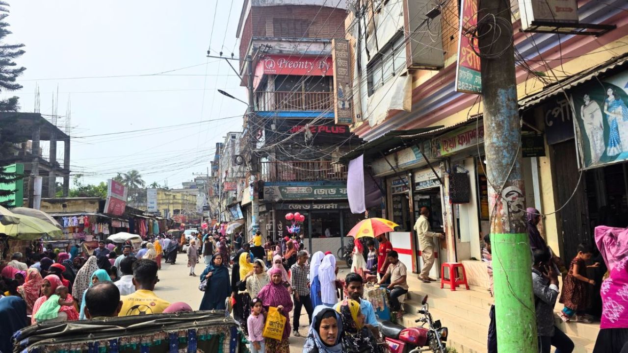 গাইবান্ধায় শেষ মুহূর্তে ক্রেতাদের উপচে পড়া ভিড়