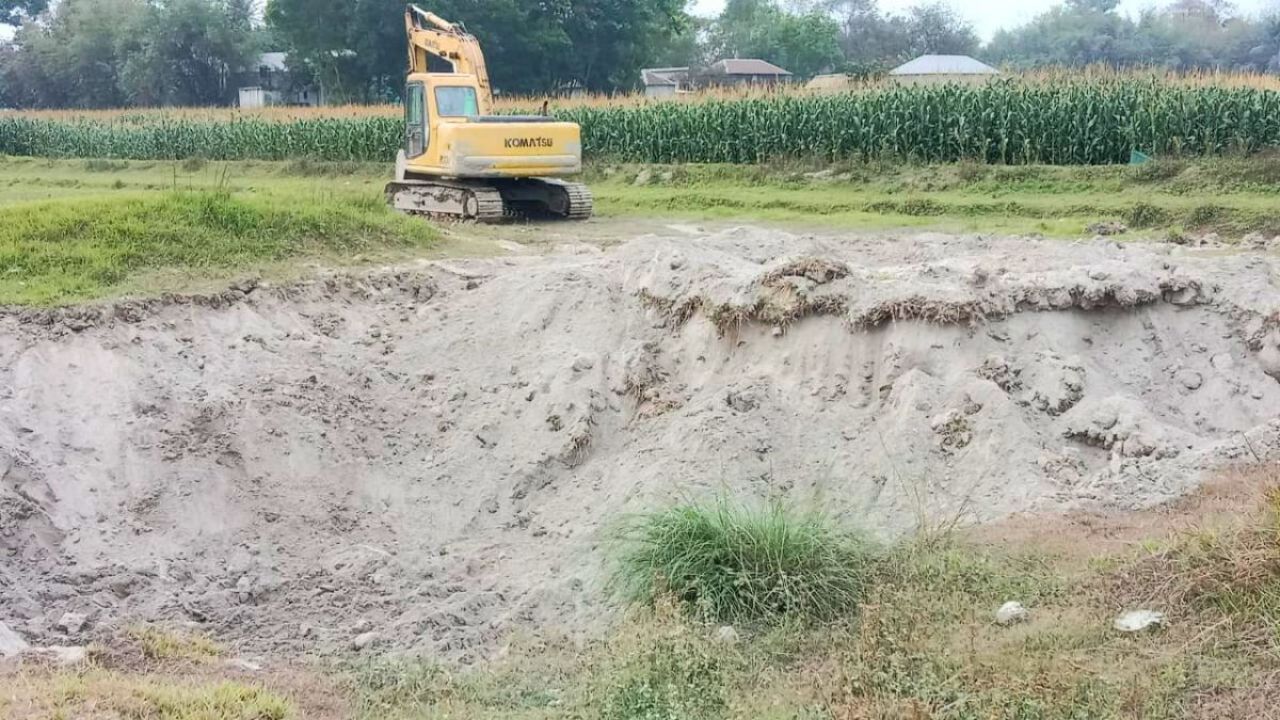 মানিকগঞ্জে ব্যবসায়ীর বিরুদ্ধে ফসলি জমির মাটি কাটার অভিযোগ