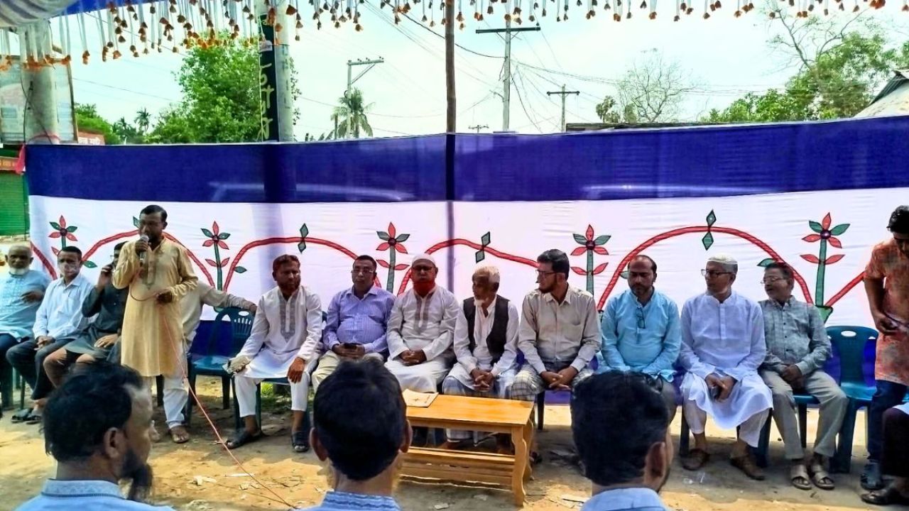 চুনারুঘাটে বনকর্মকর্তার বিরুদ্ধে কাঠ ব্যবসায়ীদের বিক্ষোভ, প্রত্যাহারের দাবি