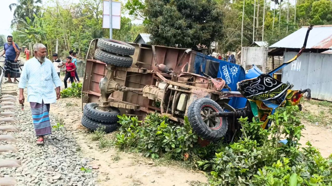 কোটচাঁদপুরে ট্রেনের ধাক্কায় লাটাহাম্বা চালকের মৃত্যু