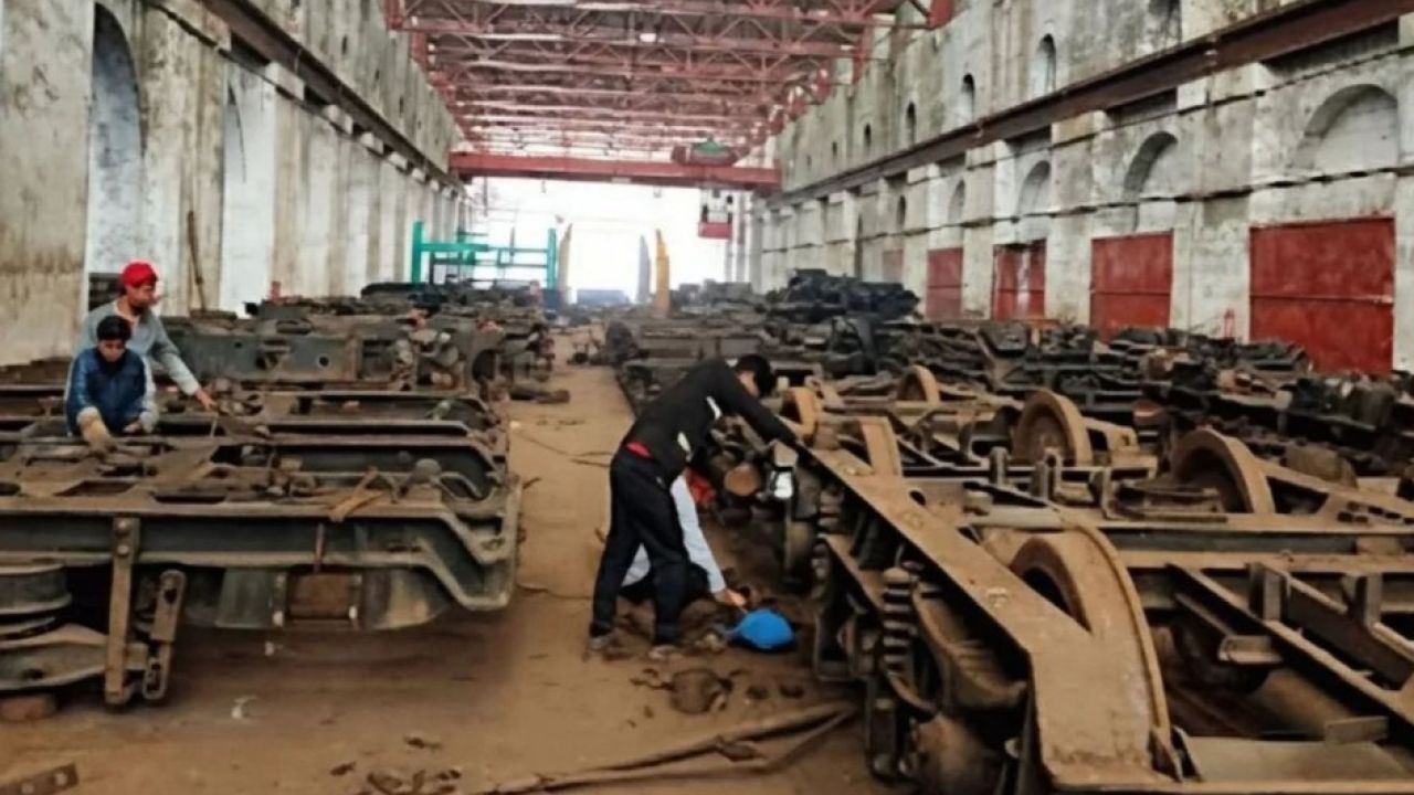 ৭০ বছরের ইঞ্জিন মেরামত করে চলছে ট্রেন