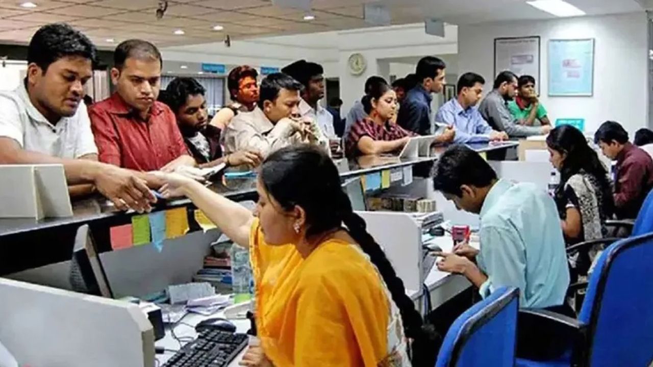 সরকারি চাকরিজীবীদের শেষ কর্মদিবস আজ