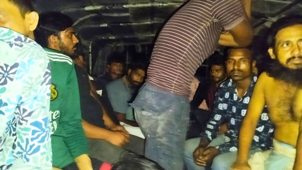 টঙ্গীর হাজি মাজার বস্তিতে যৌথ বাহিনীর অভিযান, আটক ৫৪