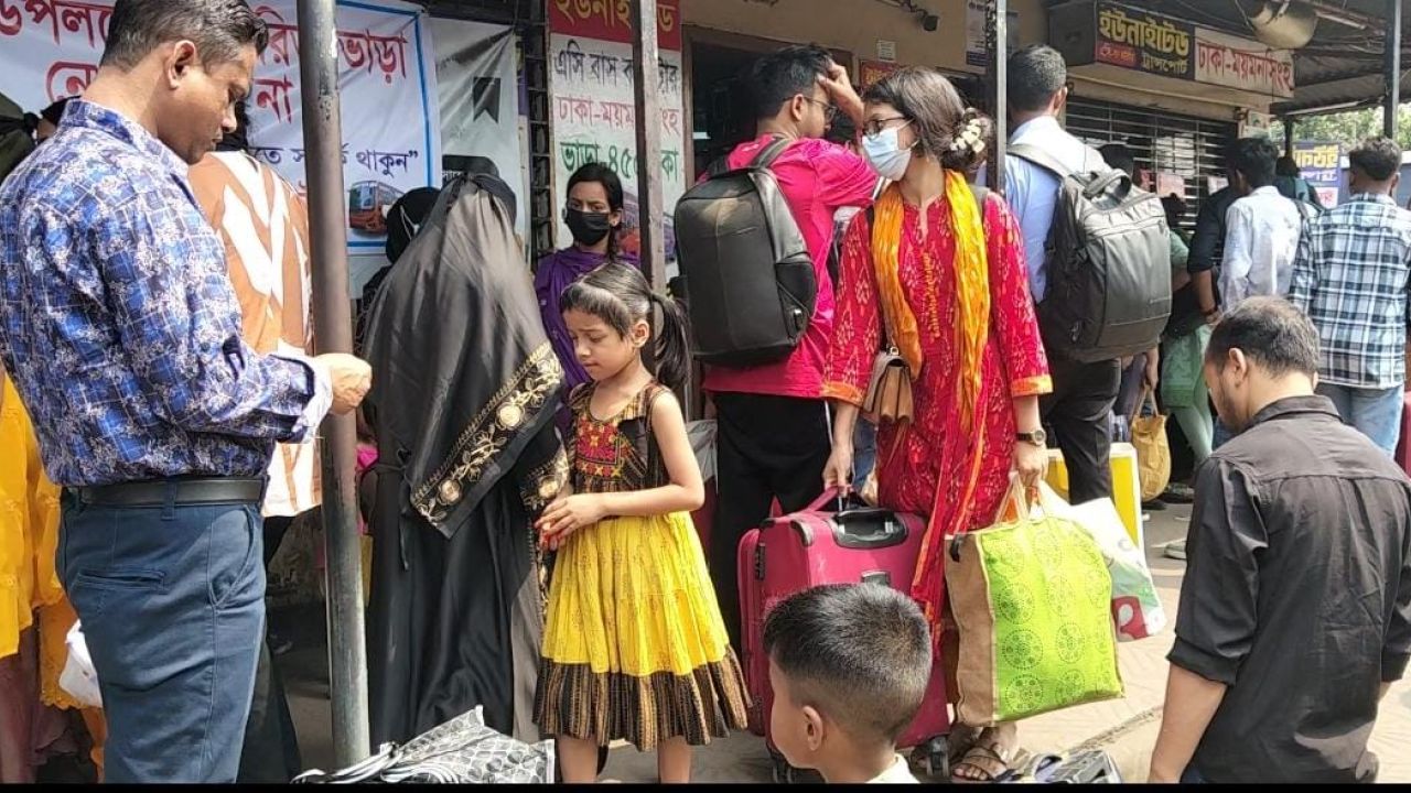 ঈদযাত্রায় বাস কাউন্টারে উপচে পড়া ভিড়