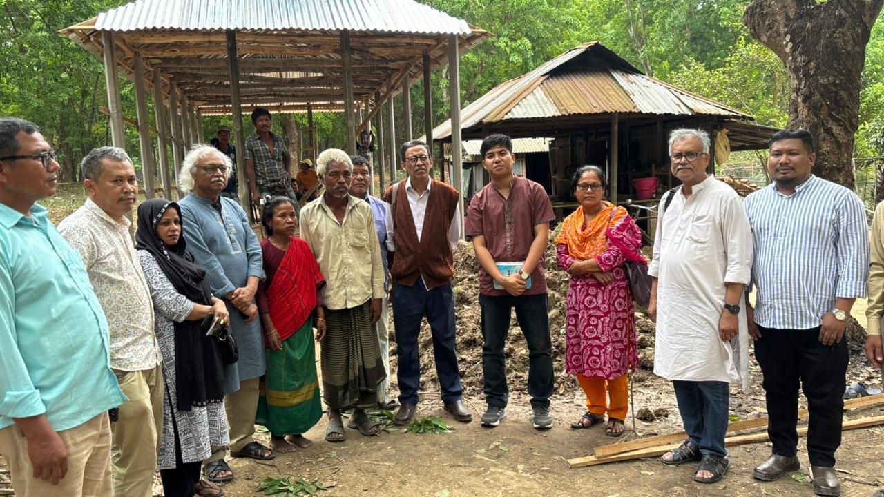 মধুপুর গড়ে গারো পরিবারের বাড়ি পরিদর্শনে মানবাধিকার প্রতিনিধি দল