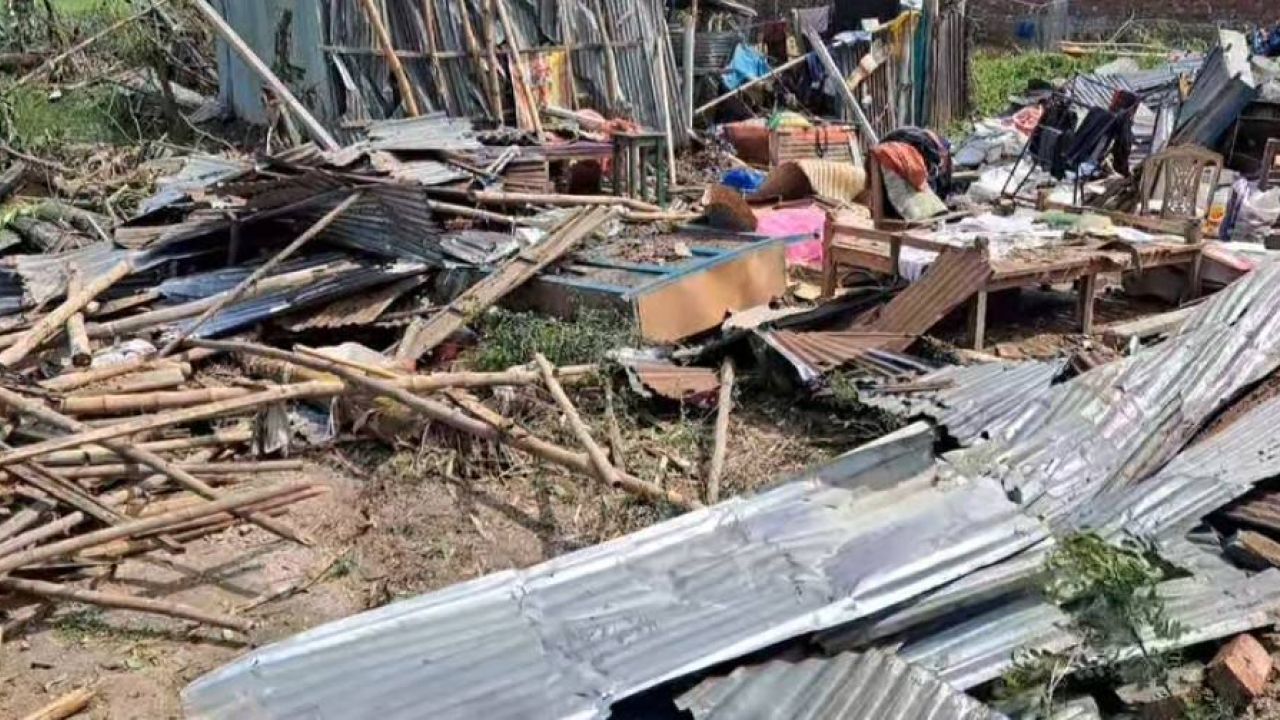 গোবিন্দগঞ্জে আকস্মিক ঝড় ও শিলাবৃষ্টি: শতাধিক বাড়িঘর লন্ডভন্ড, কলেজ ভবন বিধ্বস্ত