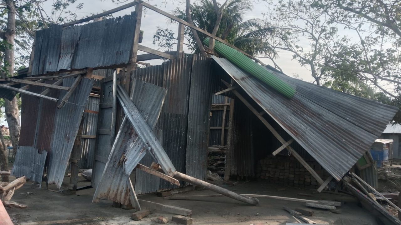রাতের ঝড়ে অর্ধশত পরিবার ঈদ আনন্দ হারালো