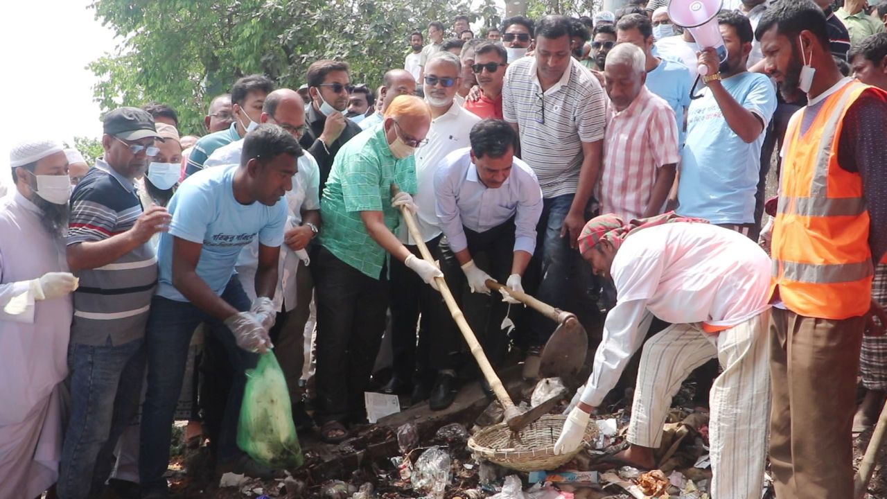 নওগাঁয় পরিষ্কার-পরিচ্ছন্নতা কার্যক্রমের উদ্বোধন করলেন এমপি ধলু