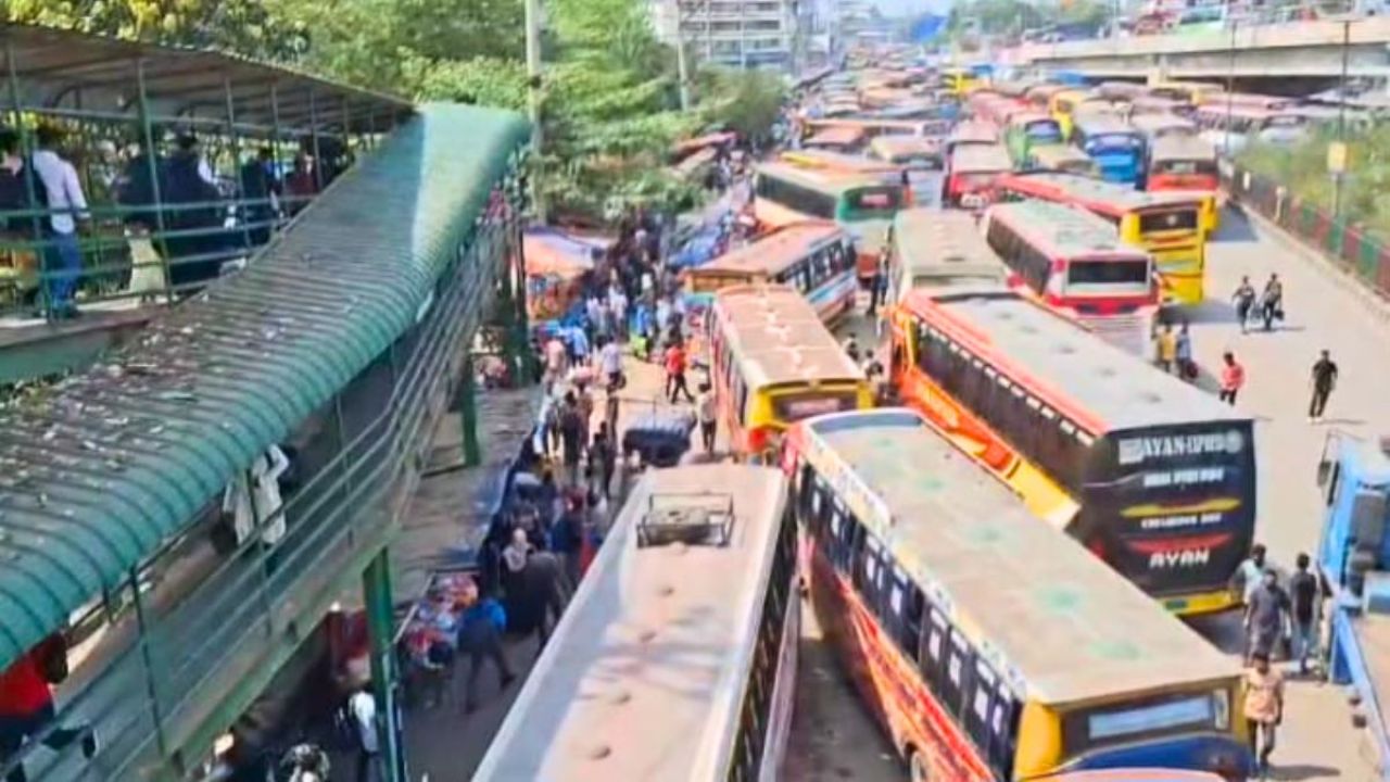 গাজীপুরে ২৫ শতাংশ পোশাক কারখানা ছুটি, দুই মহাসড়কে তীব্র যানজট