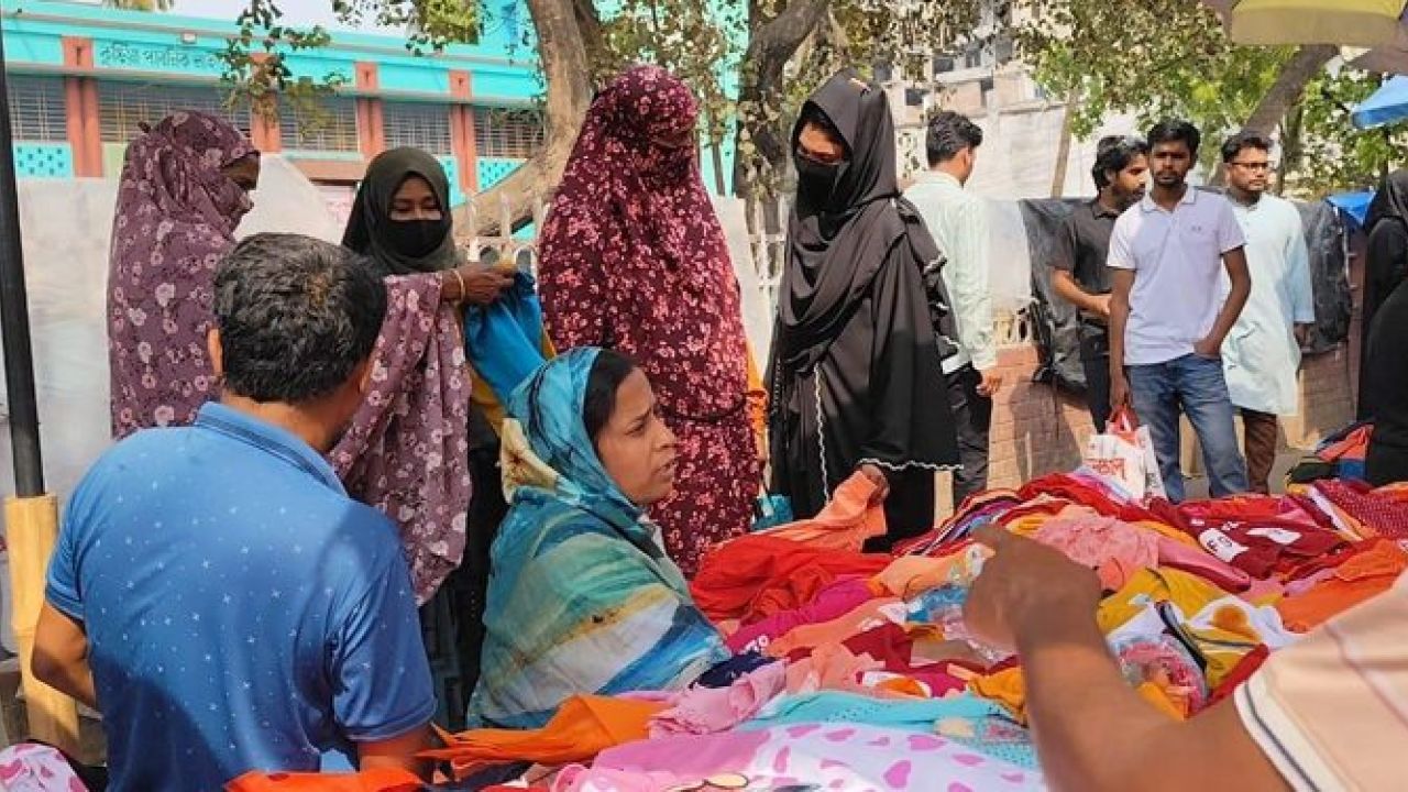 কুষ্টিয়ার ফুটপাতে ঈদের হাট, সকাল থেকে রাত পর্যন্ত উৎসবমুখর ভিড়