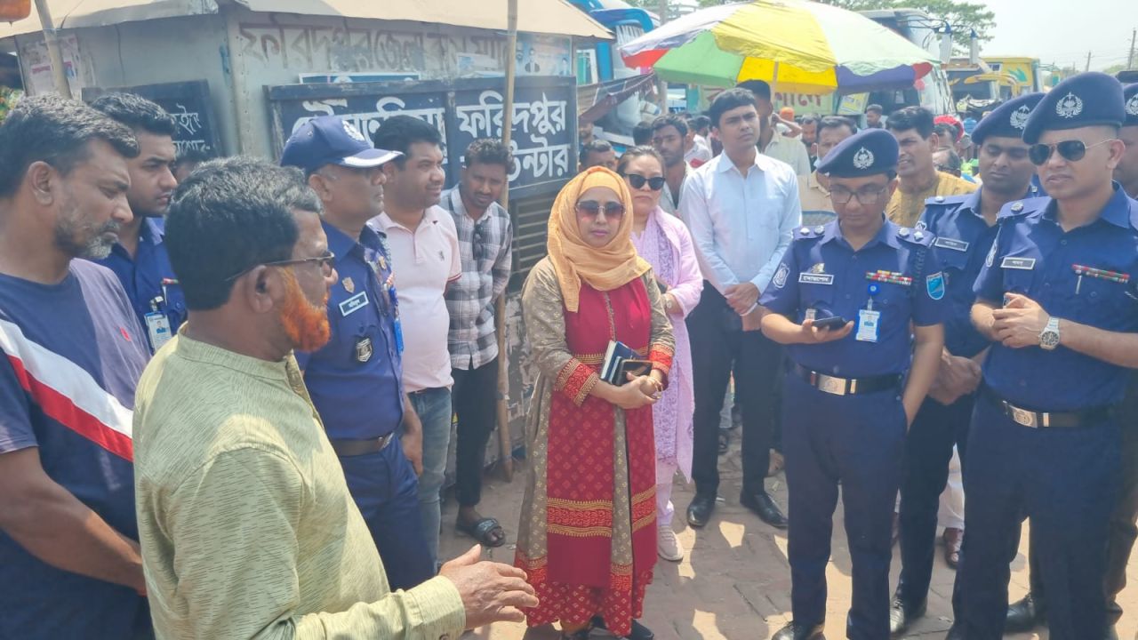 দৌলতদিয়া নৌরুটে নির্ধারিত ভাড়ার অতিরিক্ত নেওয়া যাবে না: জেলা প্রশাসক