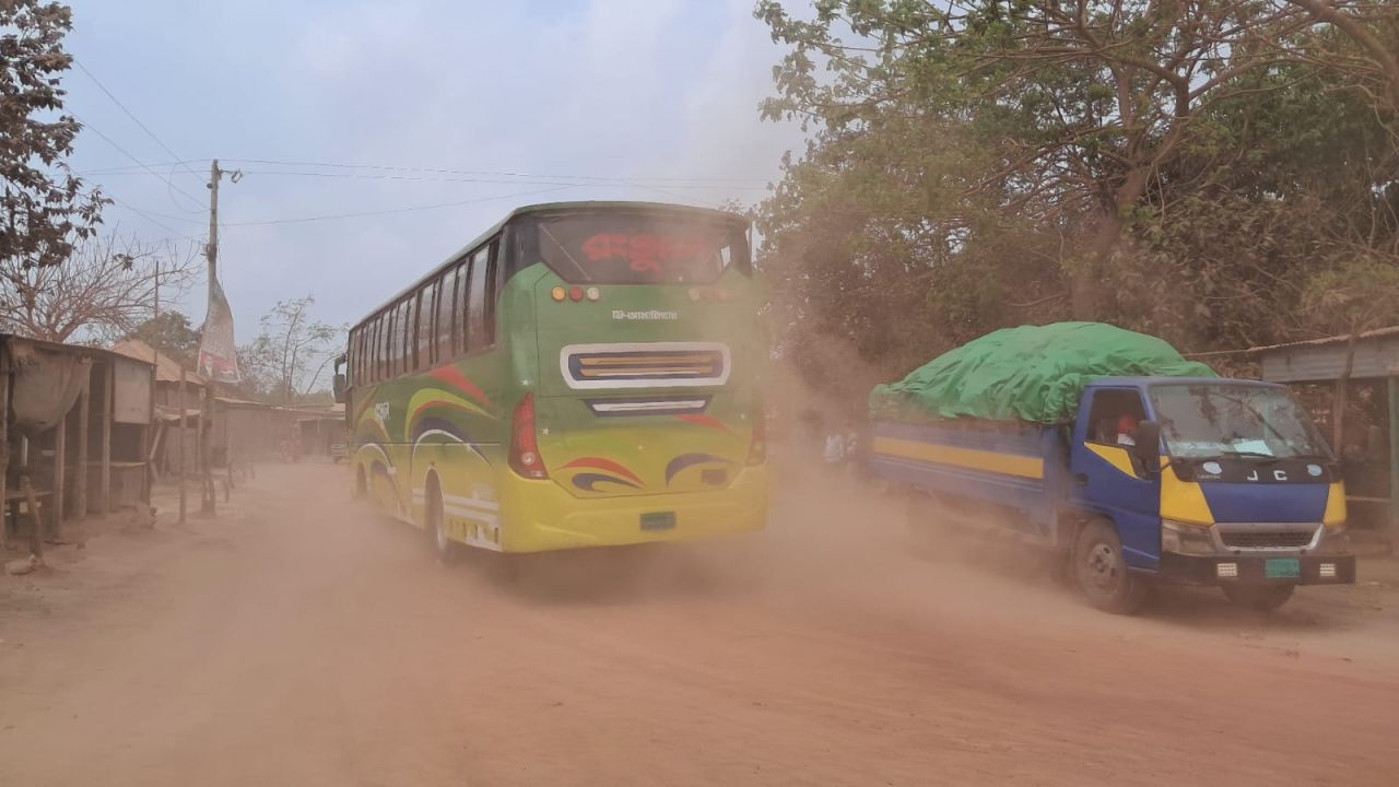 ঈদযাত্রায় ধুলোয় মাখামাখি চরম ভোগান্তি 