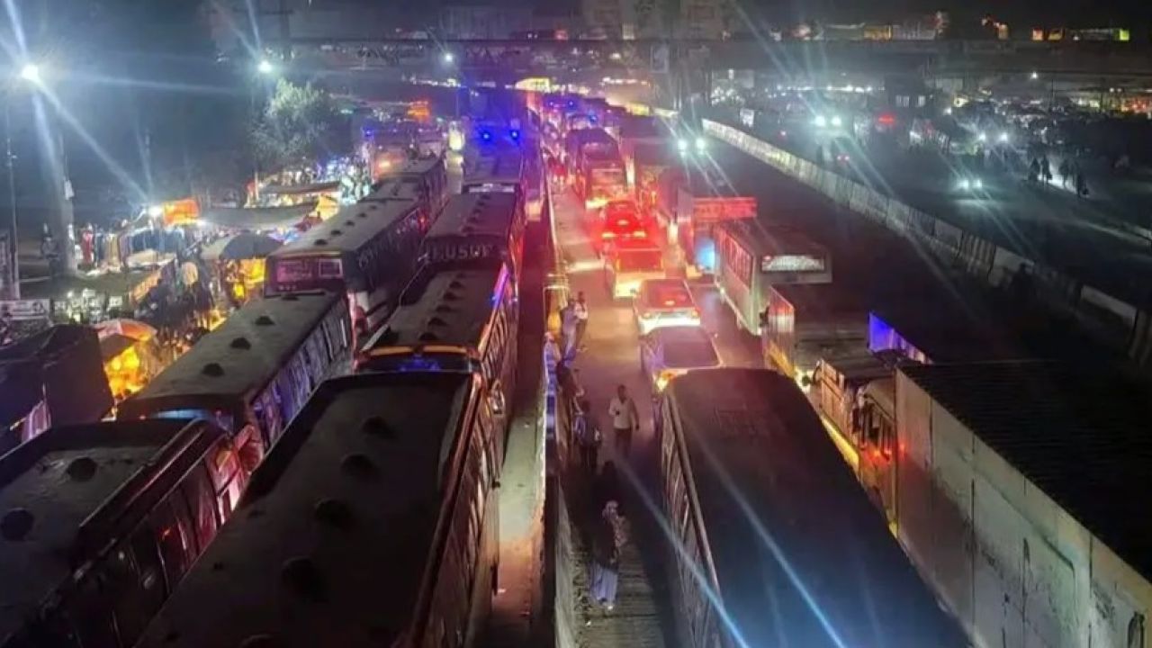 চন্দ্রায় ১০ কিলোমিটার যানজটে যাত্রীদের হাঁসফাঁস