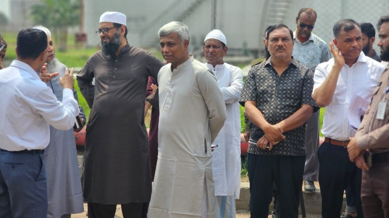 ডিপোতে ‘পর্যাপ্ত’ মজুদ, বাইরে সংকট: পরিদর্শনে প্রতিমন্ত্রী