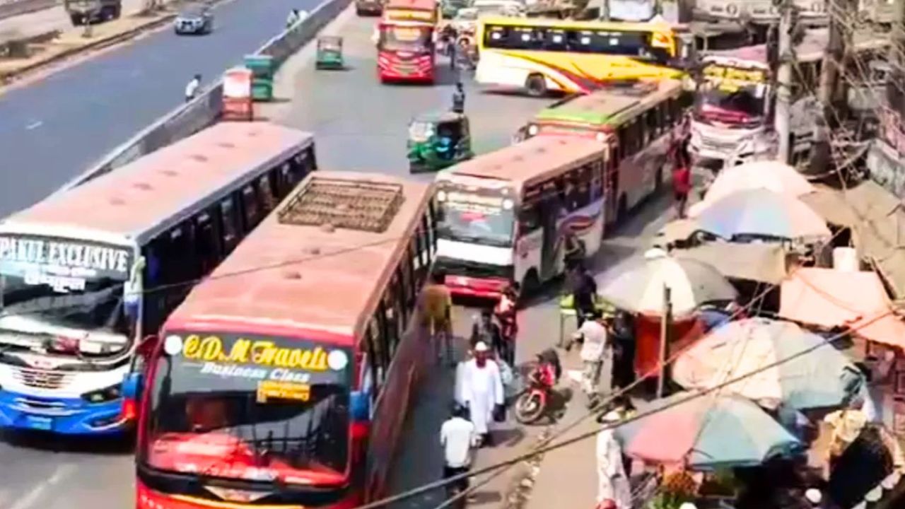 কুমিল্লার সড়কে দীর্ঘ যানজট, নেই কার্যকর ট্রাফিক ব্যবস্থাপনা