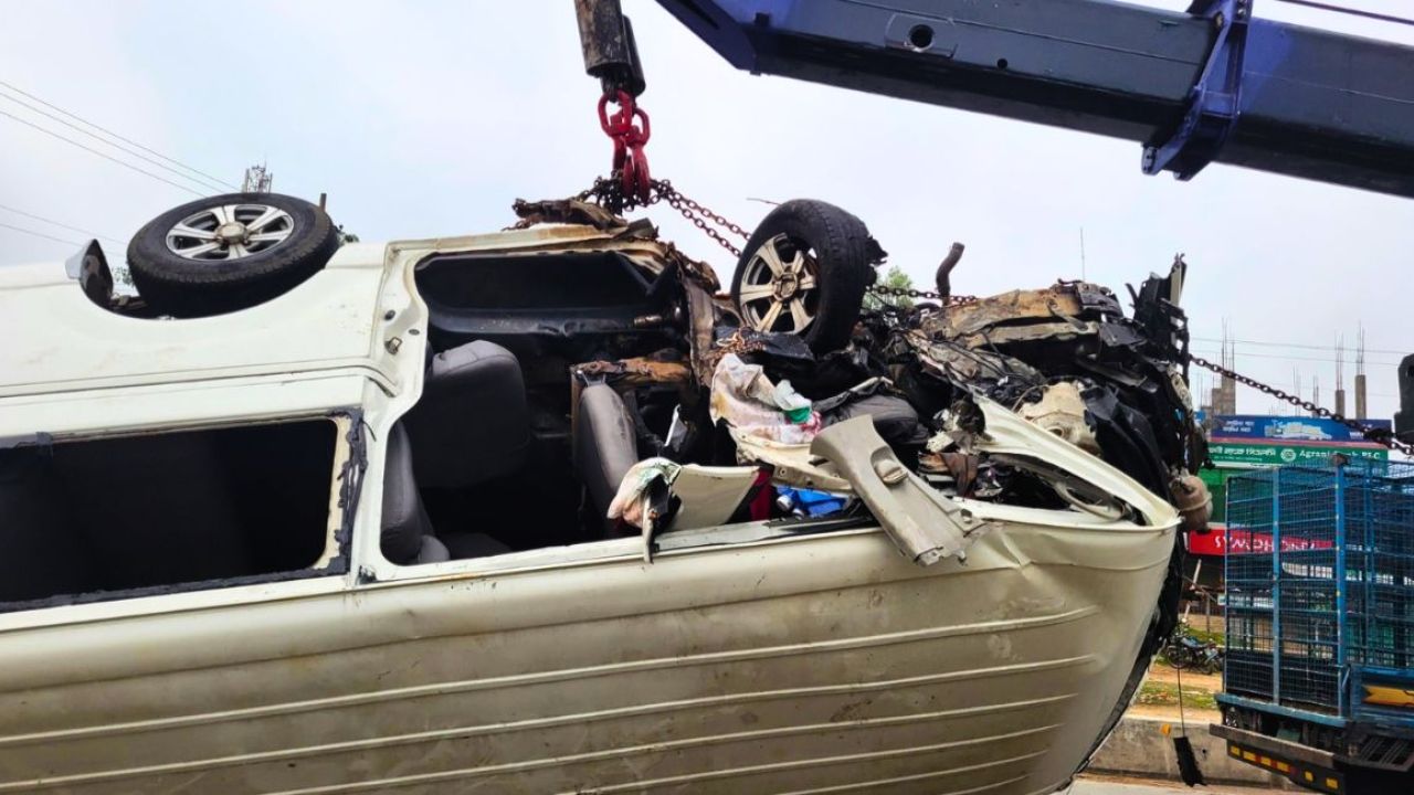 শেরপুরে মাইক্রোবাস নিয়ন্ত্রণ হারিয়ে দুই নারীসহ নিহত ৩, আহত ১০