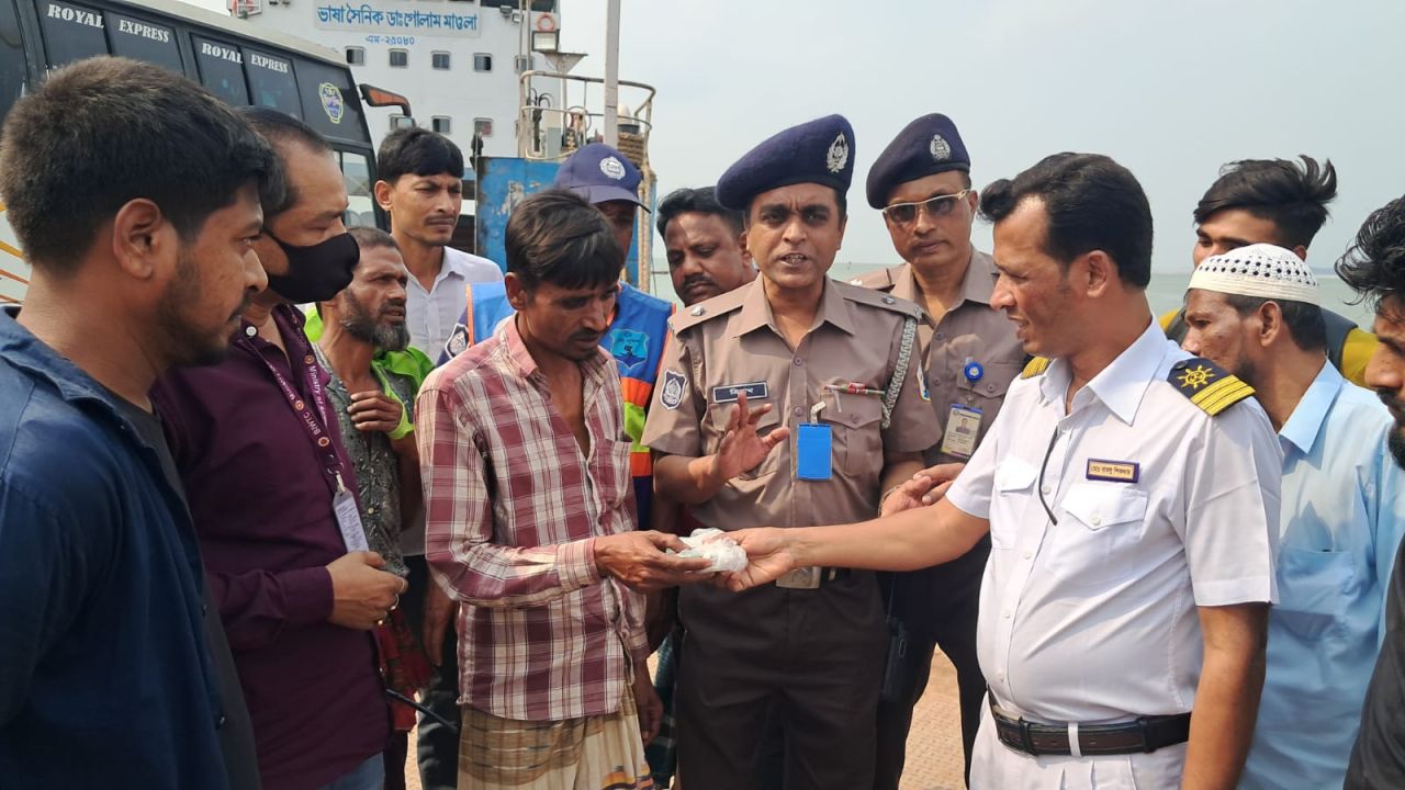 হারানো টাকা ফিরে পেয়ে ‘কাঁদলেন’ আইসক্রিম বিক্রেতা