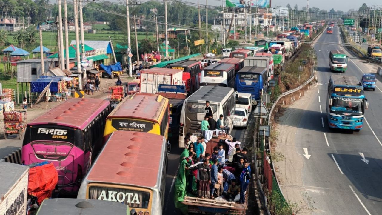 ঢাকা-টাঙ্গাইল মহাসড়কে যানবাহনের চাপ: বাড়ছে ভোগান্তি